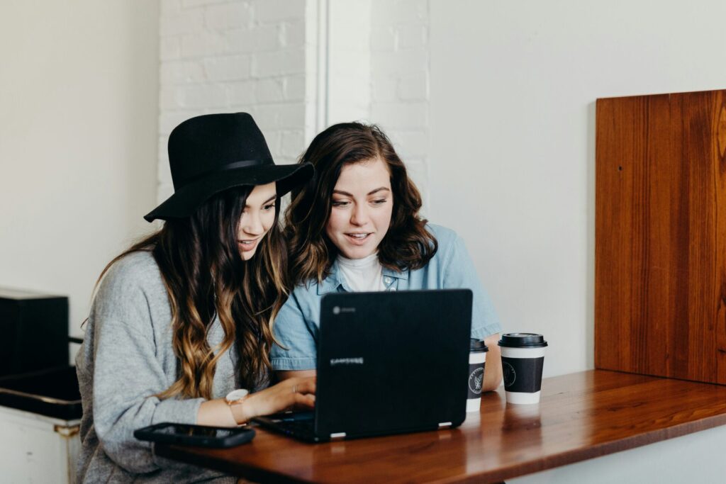 dua remaja belajar dengan laptop