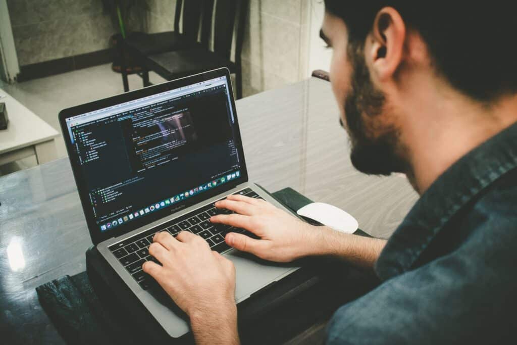 programmer menggunakan laptop untuk kerja