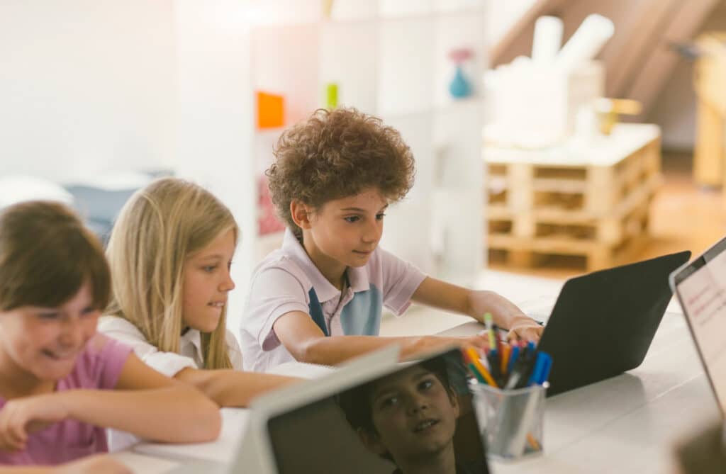 anak belajar dengan tablet